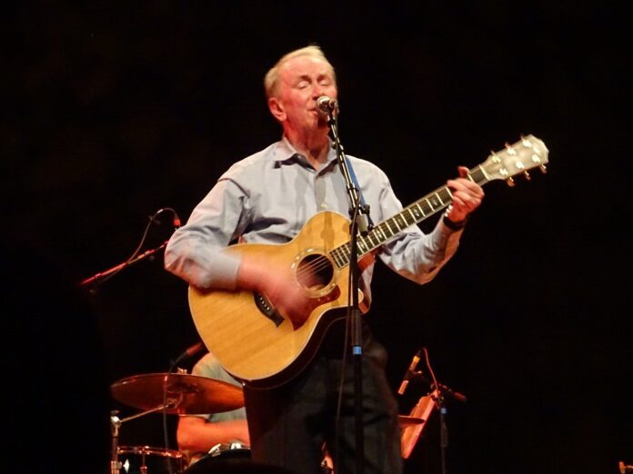 Al_Stewart_in_Concert_in_Birmingham_Town_Hall_-_geograph.org_.uk_-_6295888.jpg