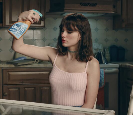 Taylor Swift Reveals Love In ’90s-Themed ‘Opalite’ Video