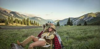 Shania Twain, Josh Homme Take a look at On New ‘Denims’